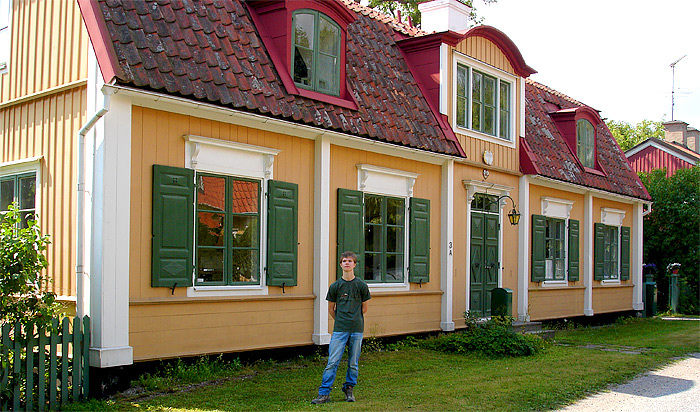 Hendrik vor dem Haus der Familie Settergren in Kanton (Nähe Stockhom) Hier wohnten Tommy und Annika :-) Hendrik vor dem Haus der Familie Settergren in Kanton (Nähe Stockhom) Hier wohnten Tommy und Annika :-)